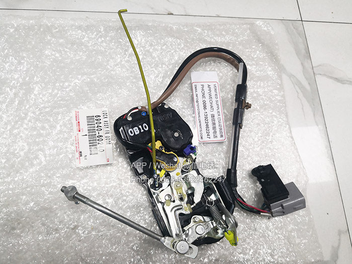 69040-60240,丰田陆地巡洋舰皮卡左前门电动锁机构锁块